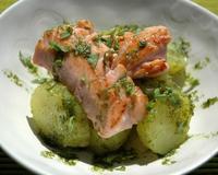 Une salade tiède de pomme de terre à la vinaigrette à l'oseille et au saumon mi-cuit, très fortement inspirée du saumon à…