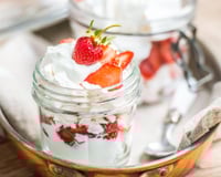 “Pour une fin de repas tout en fraîcheur” : Cyril Lignac propose un eton mess à la fraise, parfait pour l’été !