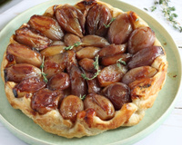 Envie d’un plat simple et gourmand ? Essayez cette tatin d’échalotes caramélisées ultra réconfortante