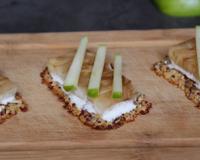 Un toast très croustillant au quinoa et Saint-Agur, surmonté d"une petite crème au Carré Frais et recouverte de céleri-rave très fondant et relevé par un trait de vinaigre…