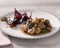 Tarte fine de gésiers de canard aux champignons aux marrons entiers, cèpes et persil, salade croquante et vinaigrette moutardée aux herbes fraiches