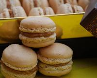 De délicieux macarons au pain d'épices, à déguster avec le café.