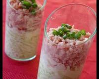 Une verrine qui est composée de ce fromage fondu, de concombre et jambon : une formule très simple et qui fait son effet.
