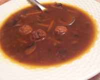 Soupe aux boulettes de viande et fèves noires