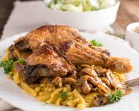 “C’est le plat du dimanche de janvier ” : Cyril Lignac partage une recette savoureuse de poulet avec des spätzle maison