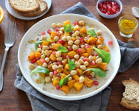 Salade tiède à la courge Butternut, pois chiches, grenade et vinaigrette à l'orange