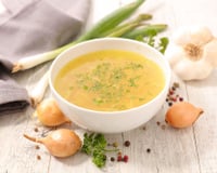 “Parfaite pour un dîner réconfortant pour vos soirées d’hiver” : une diététicienne partage une recette simple et saine de bouillon complet !