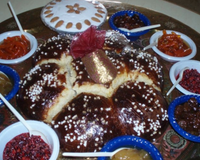 La Mouna est une brioche en forme de dôme ou de couronne de la cuisine pied-noir et algérienne, originaire d'Oranie (en Algérie) et particulièrement d'Oran qui est traditionnellement…