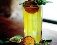 Un cocktail à siroter sur une chaise longue.