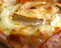 Pizza au fromage de chèvre, jambon fumé et oignons