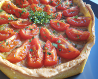 Tarte au thon, coulis de tomates et herbes