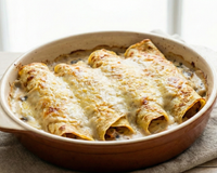 Le plat parfait du dimanche soir : des crêpes fourées aux tranches végé, béchamel et champignons