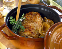 Rôti de porc en cocotte à la moutarde et petits oignons