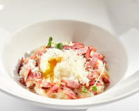 Ce risotto façon carbonara, avec des émincés de bacon, va faire fondre toute la famille !