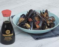 Moules marinières au gingembre, tomates et sauce soja salée