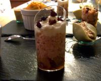 Petite verrine au deux poivrons, saumon au citron, chantilly de chèvre frais et éclats de chorizo grillé