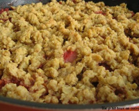 Crumble à l'abricot, aux fraises et à la banane, flocons d'avoine et vanille
