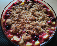 Crumble aux pommes et aux fruits rouges.