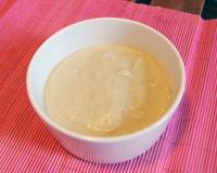 Tout le secret d'une bonne purée tient à sa température lorsqu'on la passe à la moulinette - froide, la purée devient granuleuse; chaude, elle devient élastique.