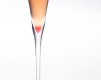 Un cocktail du plus bel effet sur une table de fête