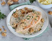 Un blanc de poulet nappé d'une sauce gourmande aux Noix de Grenoble AOP. Une recette facile à préparer et absolument irrésistible !