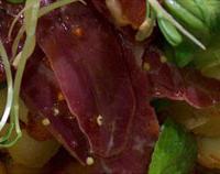 Une salade consistante qui vous sert de repas complet.