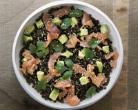 Avocat, saumon fumé et lentilles beluga-sésame