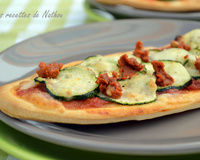 Pizzetta "veggie" courgette et pesto rouge