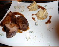 Le Roquefort mis à l'honneur au sein d'un caramel le mêlant à la noix. Le filet mignon est cuit parfaitement, dégagent l'ensemble des saveurs.
