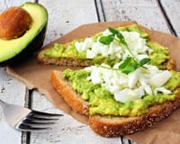 Tartines à l'avocat et à l'œuf