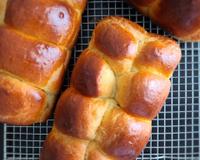 Voici une recette de brioche très moelleuse à réaliser sans lait. Elle se garde plusieurs jours sans problème.