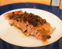 Filet de saumon cuit au four glacé d'une sauce moutarde et à l'érable, garni de pistaches grillées. Un pur régal. La cuisson peut aussi de faire au barbecue.