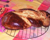 Une brioche tressée, toute simple ? Non fourrée aux amandes, pour les gourmands.