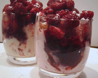 Verrine de framboises et biscuits roses