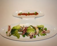 Salade de légumes verts, poêlée d'encornets au piment d'Espelette, pistou de tomates séchées