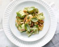Cette salade fraîche et originale change des recettes classiques de l'été. 
