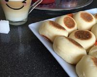 Des petits pains anglais si moelleux, idéal aussi bien avec une garniture salée qu'avec un peu de beurre et de confiture maison!