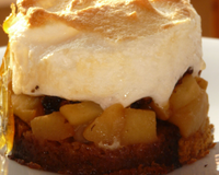 Un dessert qui marie acidité des pommes vertes et douceur du pain d'épices, légèreté de la meringue et croquant des noisettes...