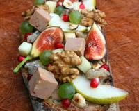 Quand les fruits secs et les fruits frais d'automne côtoient le foie gras, pour une tartine automnale.