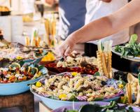 Pourquoi a-t-on les yeux plus gros que le ventre dans les buffets à volonté ?