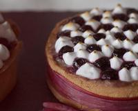 Pâte sablée, crème diplomate, fruits acidulés et perles meringuées. La recette vous indique les quantités pour une tarte de 30 cm de diamètre.