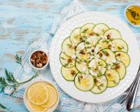 3 salades très fraîches avec de la courgette crue