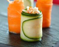 Makis de légumes au surimi et au saumon fumé. Idéal pour l'apéritif et le nouvel an.