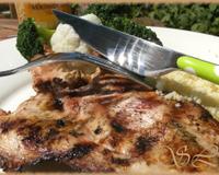 Des escalopes grillées à point, la viande est moelleuse au centre et le parfum de moutarde reste juste un peu en bouche. Il ne faut pas hésiter à augmenter les doses…