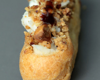 Mini éclairs compotée de poires aux raisins, roquefort Papillon, crumble de noisettes sirop de Liège balsamiqué