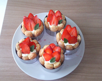 Charlotte aux fraises décorées de feuilles de menthe