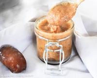 Ce caramel de dattes est vraiment très facile à réaliser et peut être utilisé dans des gâteaux, des boissons chaudes ou des pâtes…