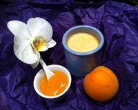 Une invitation au voyage, tout en douceur... Panna cotta vanille cuite, sans gélatine ni agar-agar, légère (1/3 de lait et 2/3 de crème) avec un accompagnement de saison.