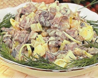 Salade de bœuf avec des champignons