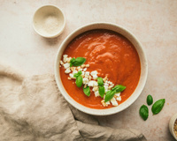 Gaspacho de tomates à la feta et au basilic